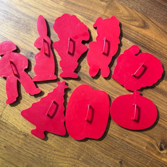 Vintage red Tupperware special occasion cookie cutter set - Picture 6 of 8